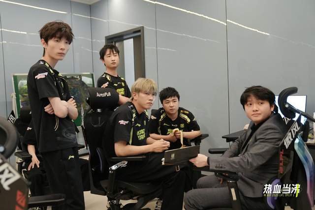 强强对话！两支豪强交锋，赛场上演精彩对决的简单介绍
