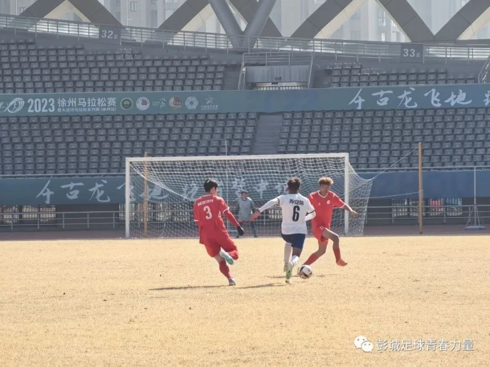 体育场上团队协作无间，球员表现出色，比赛精彩